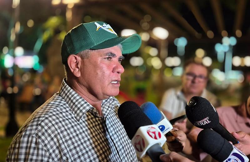 Durante inauguração de praça, Adelcino se emociona ao falar sobre transmissão de cargo