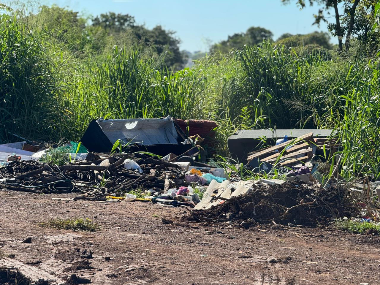 Prefeitura de Barra do Garças reforça importância do descarte correto de lixo após flagrante em área pública