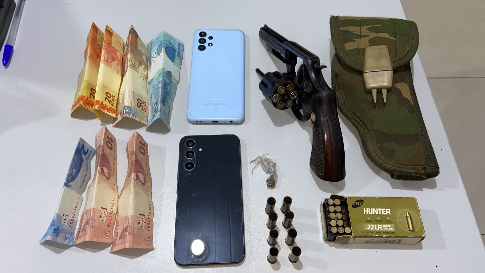 Polícia Militar prende homem com revólver e drogas em Araguaiana