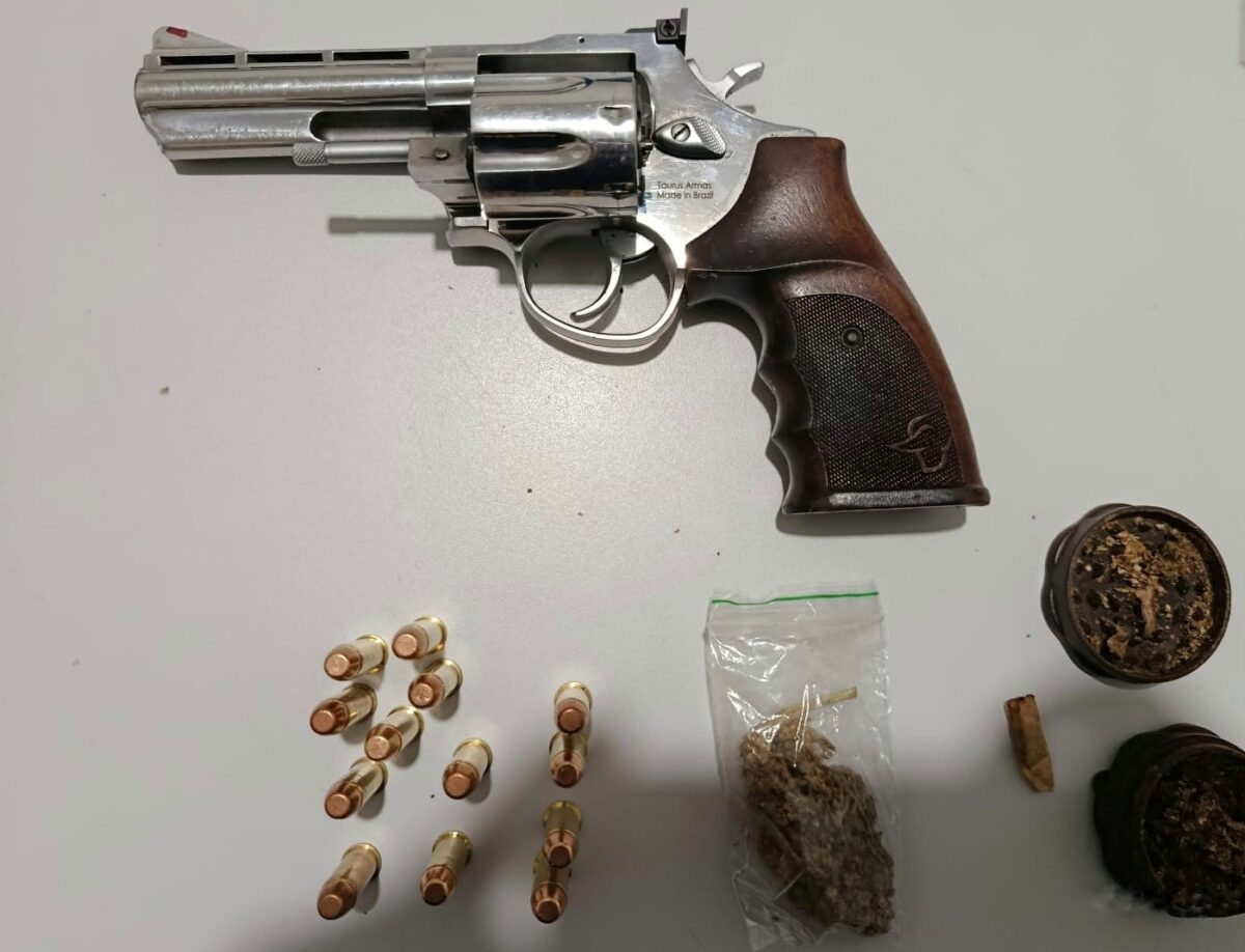 Polícia Civil conduz homem por porte ilegal de arma de fogo até a delegacia