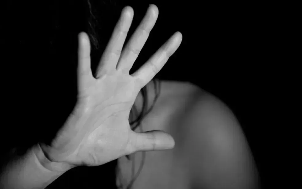 Morando com ex por dificuldades financeira, mulher é espancada com pedaço de madeira