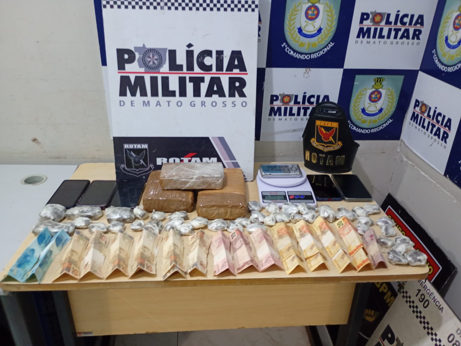 Rotam prende homem por tráfico de drogas, apreende super maconha e dinheiro