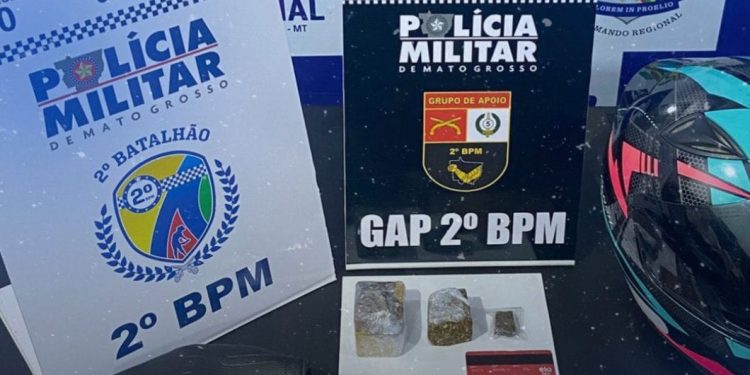 Mulher suspeita de tráfico é presa com drogas na bolsa durante abordagem da PM em Barra do Garças