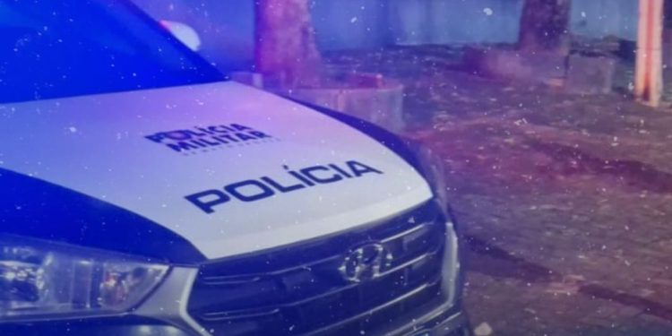 PM flagra motociclista empinando moto e furando sinal e aborda condutor sem habilitação em Barra do Garças