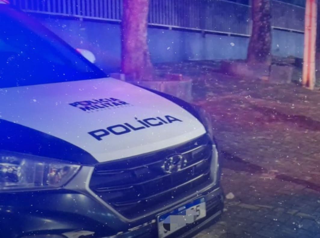 PM flagra motociclista empinando moto e furando sinal e aborda condutor sem habilitação em Barra do Garças