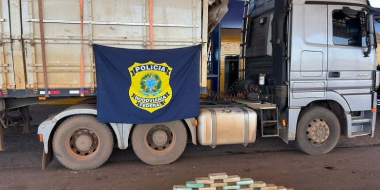 PRF apreende 61 kg de droga em caminhão na BR-070 em Barra do Garças e prende motorista