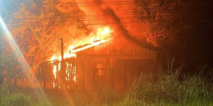 PM prende homem por agredir e incendiar residência da própria mãe em Juína