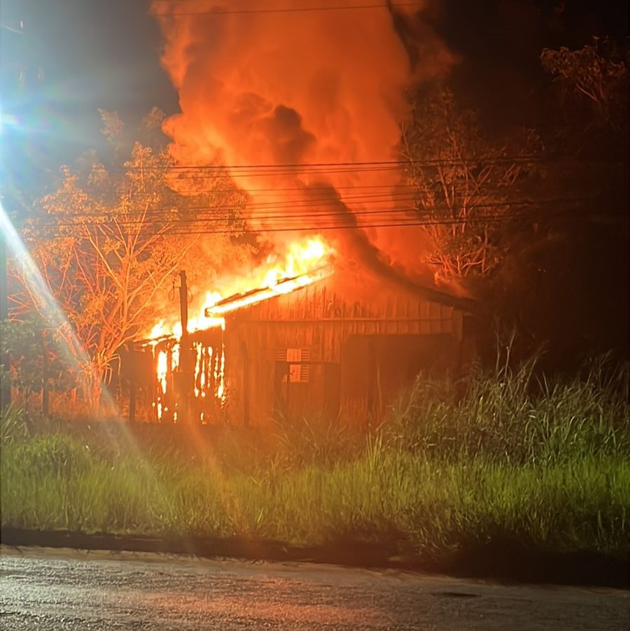 PM prende homem por agredir e incendiar residência da própria mãe em Juína