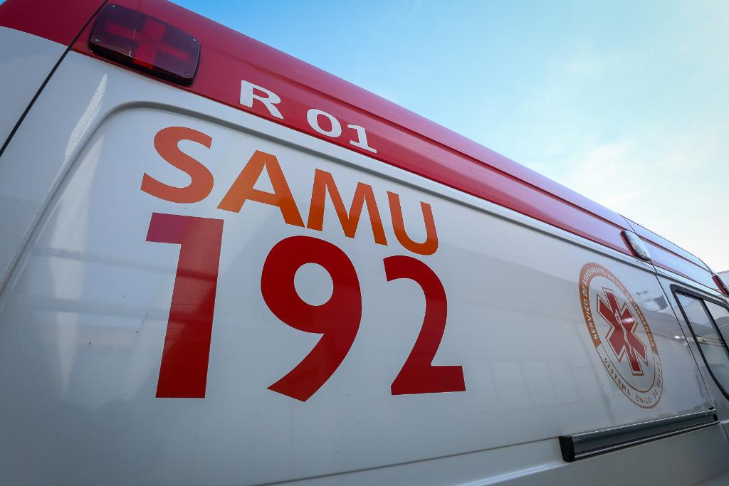 Passageira de moto morre e homem fica ferido em acidente