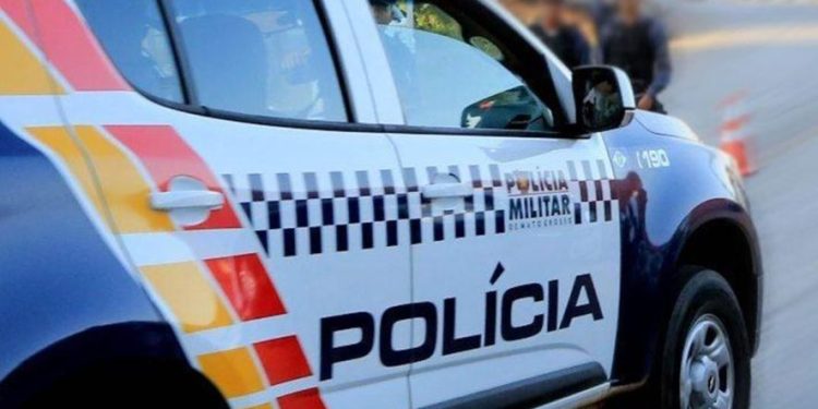 Homem tenta fugir em carro furtado, mostra arma e morre baleado