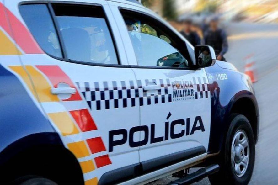 Homem tenta fugir em carro furtado, mostra arma e morre baleado