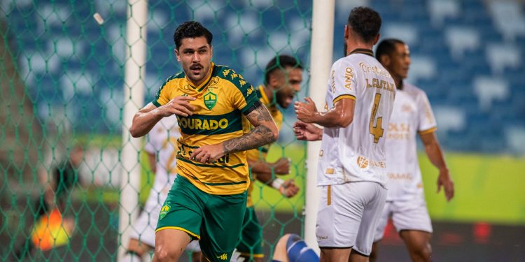 Cuiabá cede empate ao Criciúma no fim e segue pressionado no Brasileirão