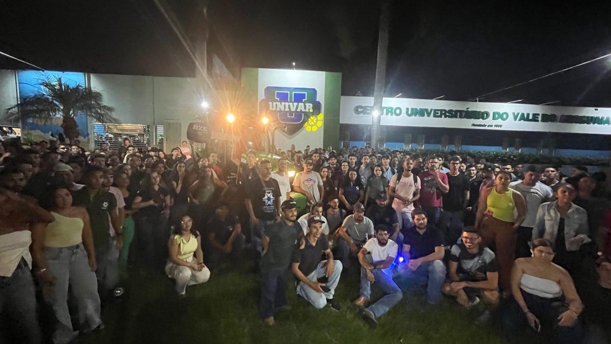 Univar entrega trator zero km para acadêmicos do curso de Agronomia
