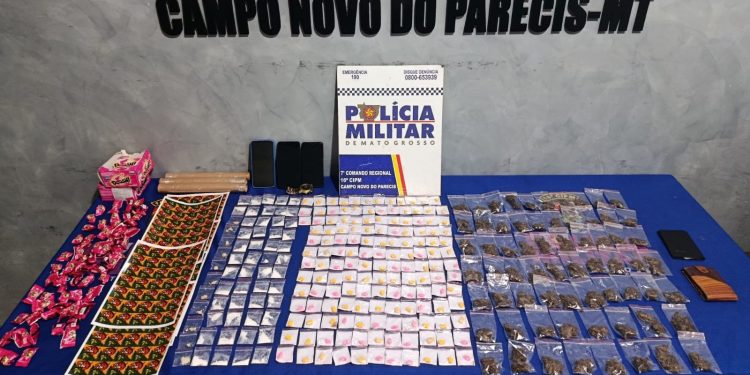PM apreende 273 porções de entorpecentes e prende faccionados por tráfico de drogas