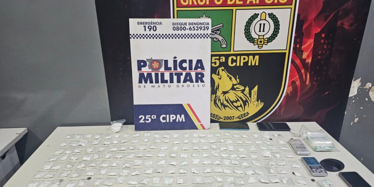 Dupla é presa em flagrante pela PM com 177 porções de drogas em Várzea Grande