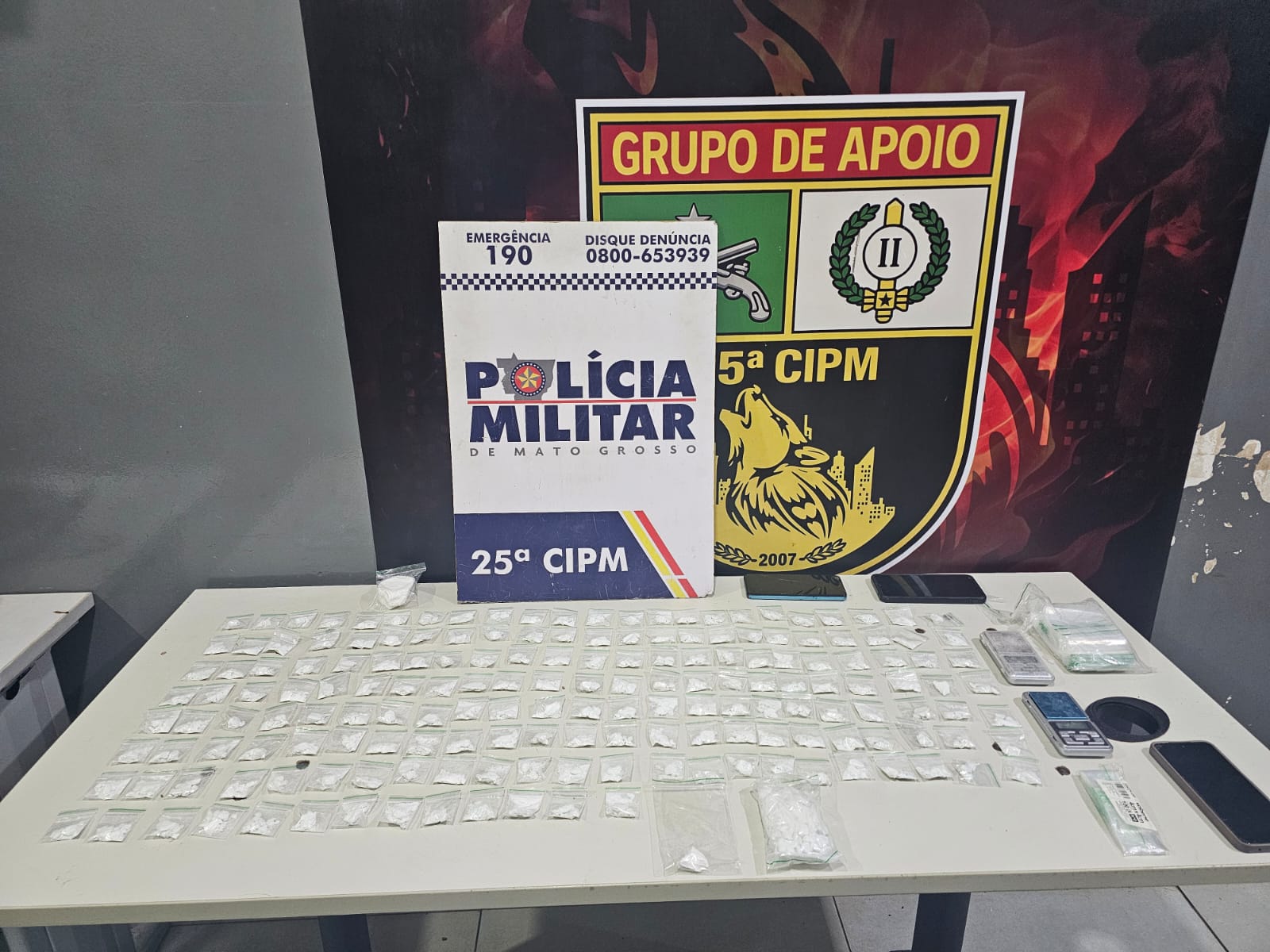 Dupla é presa em flagrante pela PM com 177 porções de drogas em Várzea Grande