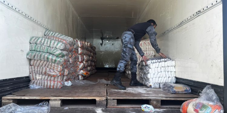 PM intercepta caminhão com produtos alimentícios e de limpeza que seriam de uma facção criminosa
