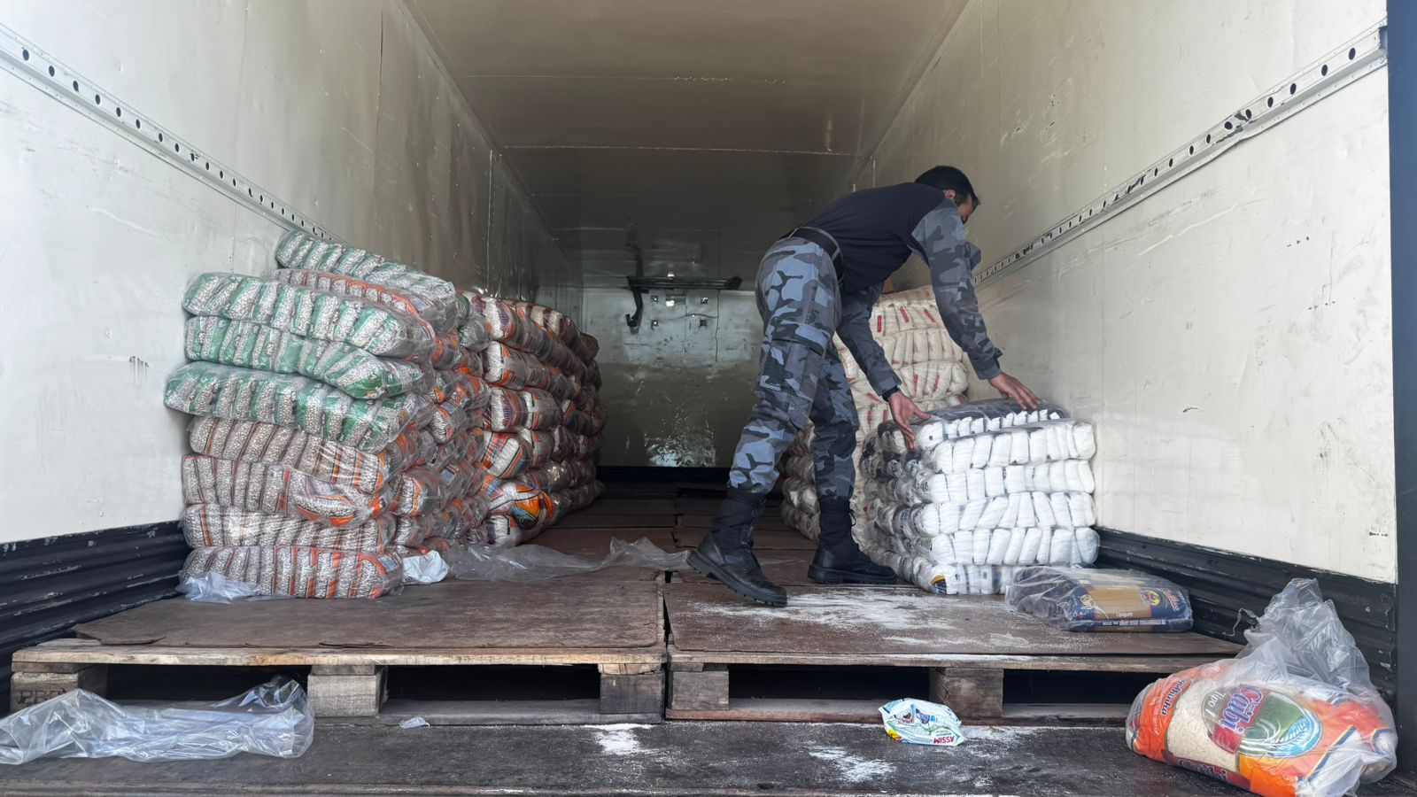 PM intercepta caminhão com produtos alimentícios e de limpeza que seriam de uma facção criminosa