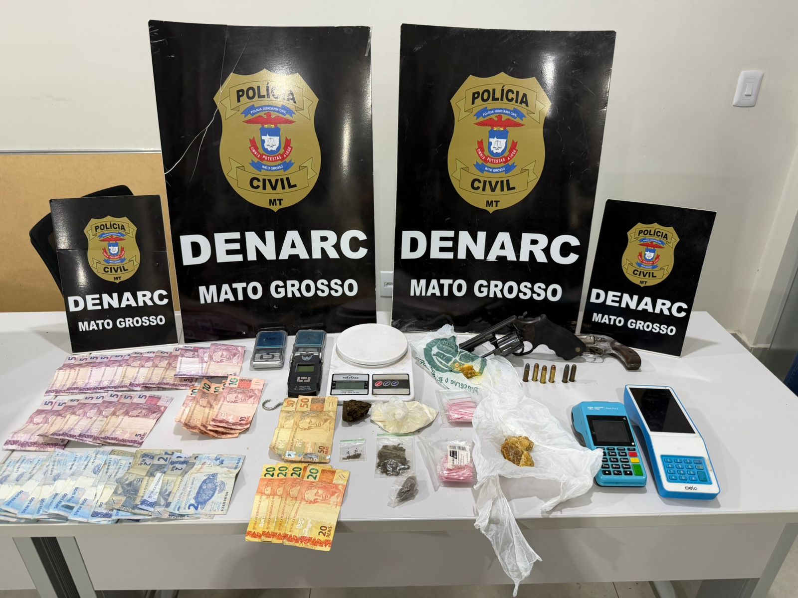 Polícia Civil prende quatro pessoas e desarticula ponto de venda de entorpecentes em Cuiabá