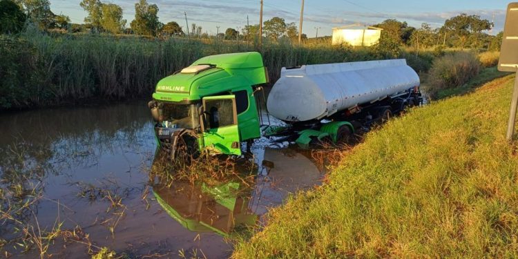 Caminhoneiro é jogado para fora de cabine em batida e morre em BR
