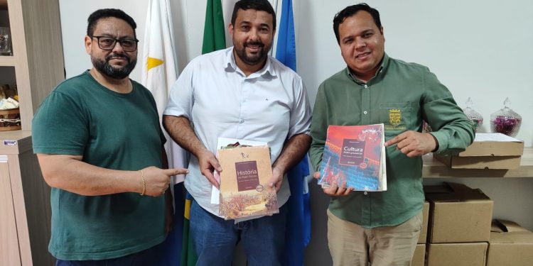 Ribeirãozinho recebe coletânea de livros sobre cultura e história de Mato Grosso