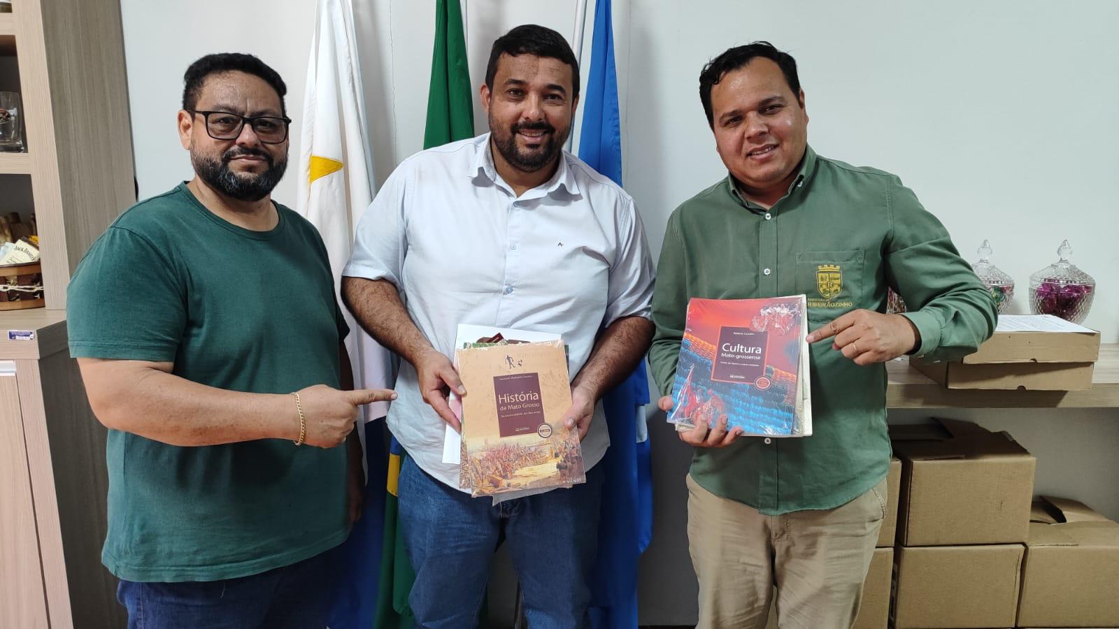 Ribeirãozinho recebe coletânea de livros sobre cultura e história de Mato Grosso