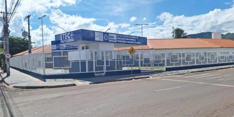 Adolescentes são pegos furtando uniforme e com drogas na mochila na Escola Técnica de Barra do Garças