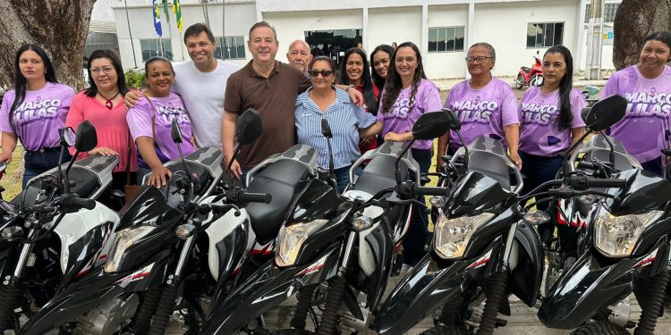 Dr. Eugênio entrega 21 motos a agentes comunitários de saúde, em São Félix do Araguaia