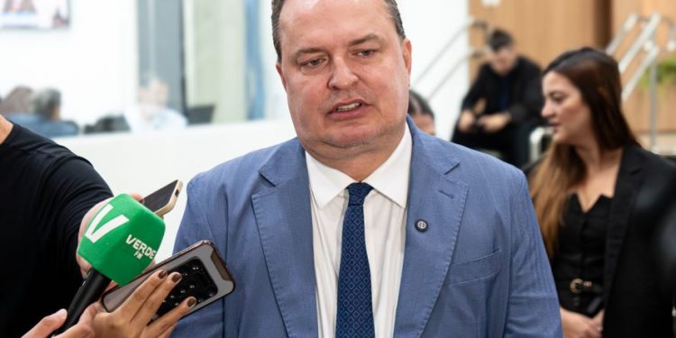 Max diz que Podemos não vai definir apoio baseado em pesquisa