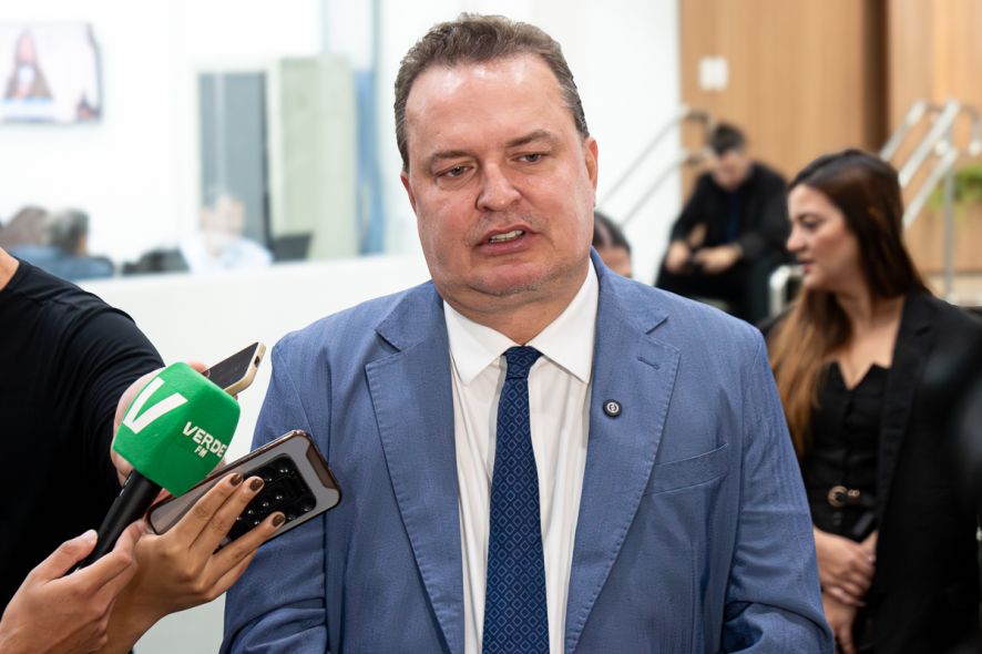 Max diz que Podemos não vai definir apoio baseado em pesquisa
