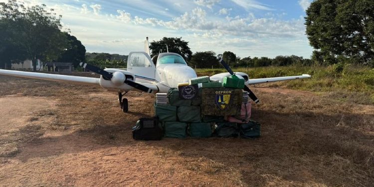 Forças de segurança interceptam avião com 450 kg de cocaína na região do Araguaia; quatro são presos