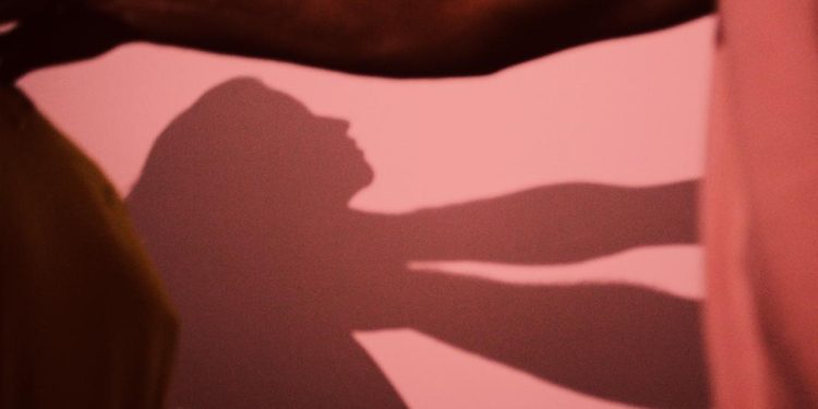 Mulher é espancada e tem corpo cortado pelo marido na frente do filho de 5 anos em Barra do Garças