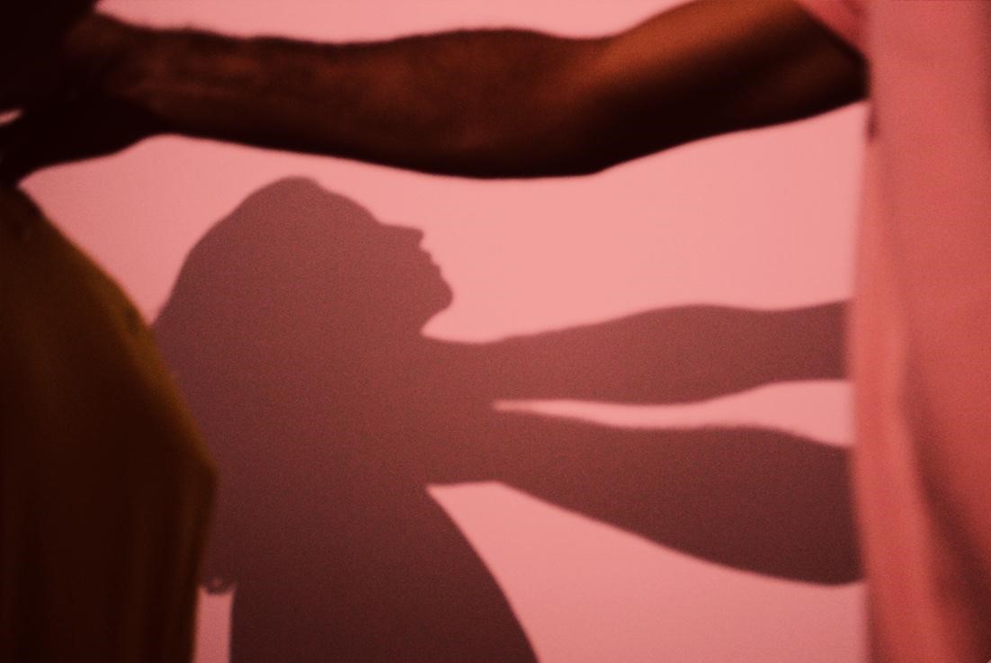 Mulher é espancada e tem corpo cortado pelo marido na frente do filho de 5 anos em Barra do Garças