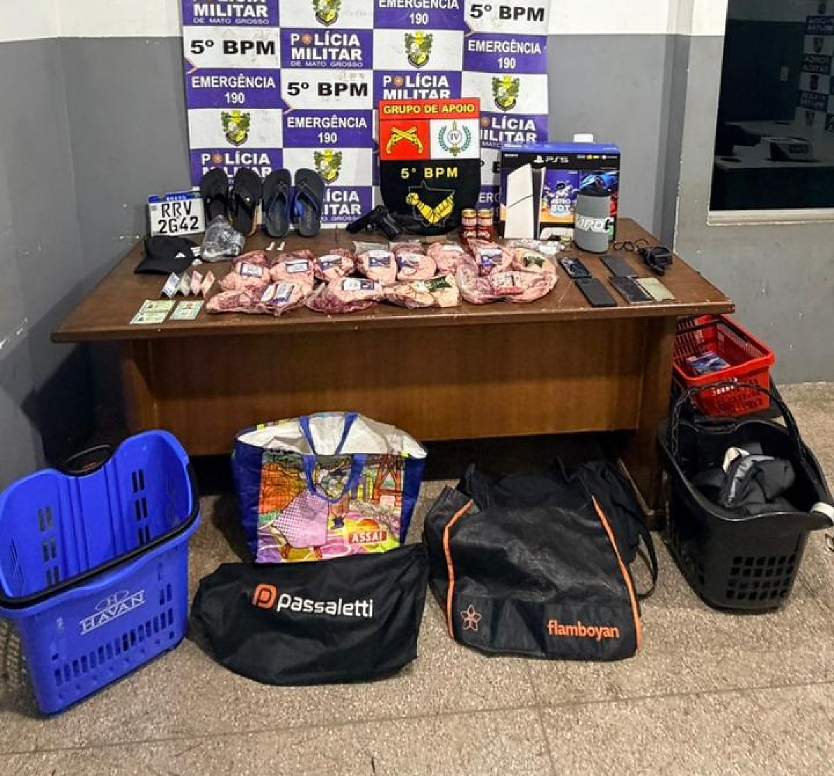 Trio é preso após roubar PlayStation 5 e 15 kg de carne em MT
