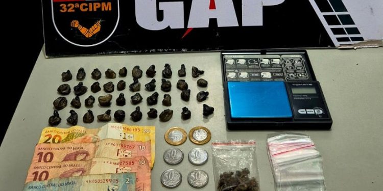 Integrantes de facção criminosa são presos pela Polícia Militar com 40 porções de entorpecentes