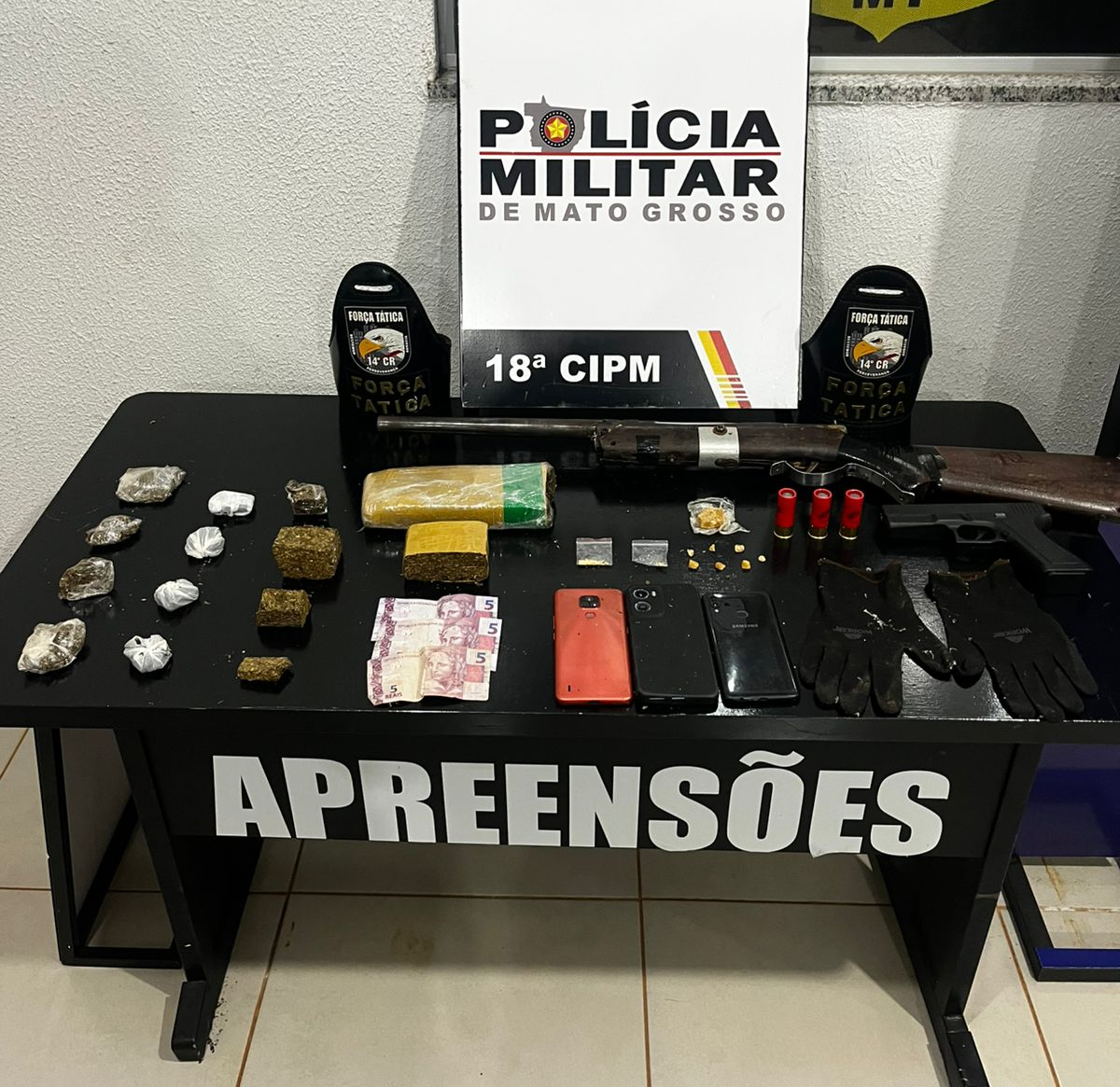 Força Tática prende dupla por tráfico de drogas e porte ilegal de arma de fogo