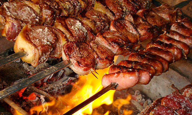 Churrasco do Bem une APOBAG e Paróquia Santo Antônio em ação solidária em Barra do Garças
