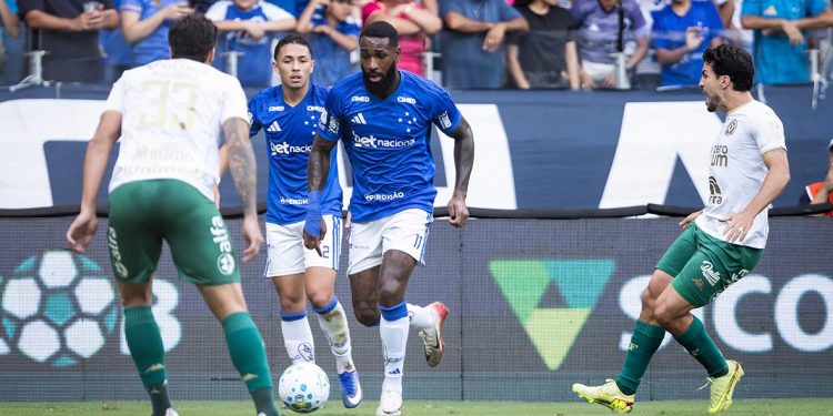 Cruzeiro vence a Chapecoense no Mineirão e sobe na tabela
