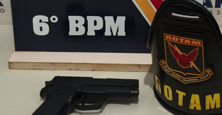 Rotam prende dupla com 12 passagens criminais e apreende simulacro de arma em Cáceres