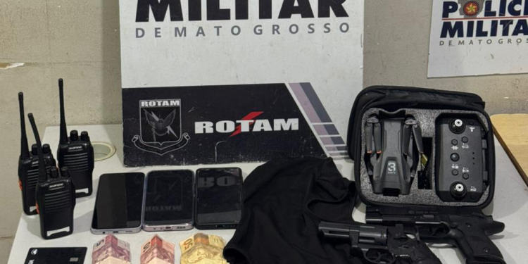 Rotam prende dupla por roubo de celulares e apreende simulacros de arma de fogo