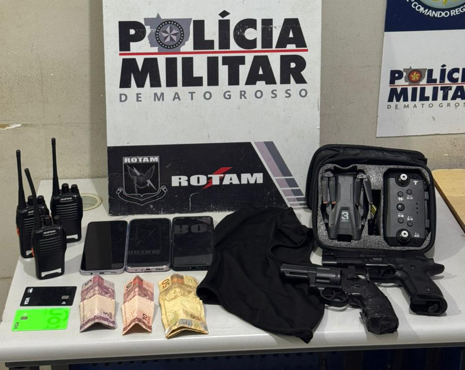 Rotam prende dupla por roubo de celulares e apreende simulacros de arma de fogo