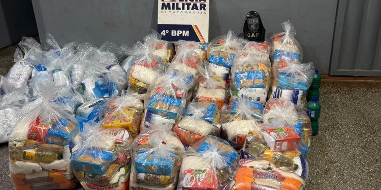 PM prende mulher e apreende 45 sacolões com alimentos e produtos de limpeza de facção criminosa