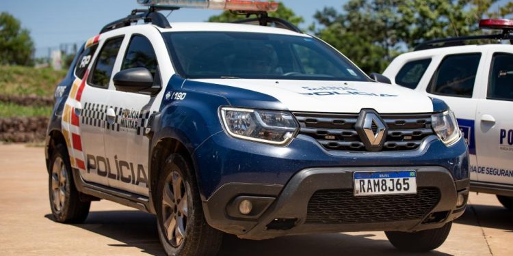 Polícia Militar resgata casal mantido em cárcere e prende cinco faccionados
