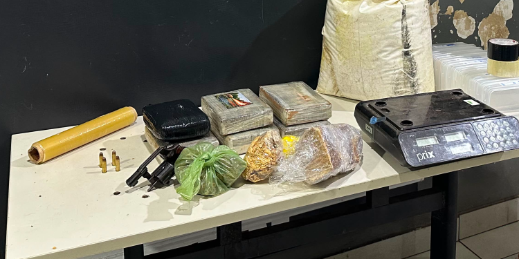 Polícia Militar prende homem com revólver e seis tabletes de cocaína e pasta base
