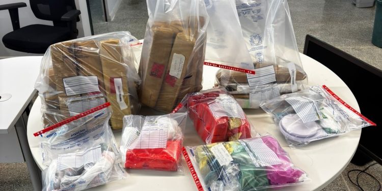 Polícia Civil fecha ponto de tráfico e apreende grande quantidade de drogas em Água Boa