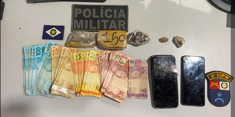 PM prende dois homens por tráfico de drogas e apreende mais de R$ 2 mil