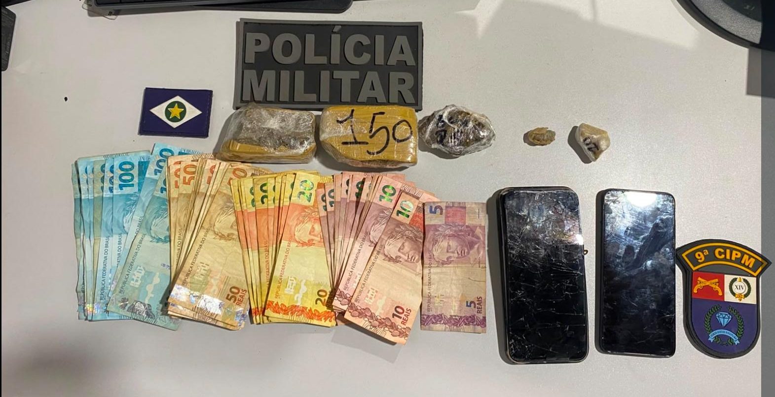 PM prende dois homens por tráfico de drogas e apreende mais de R$ 2 mil