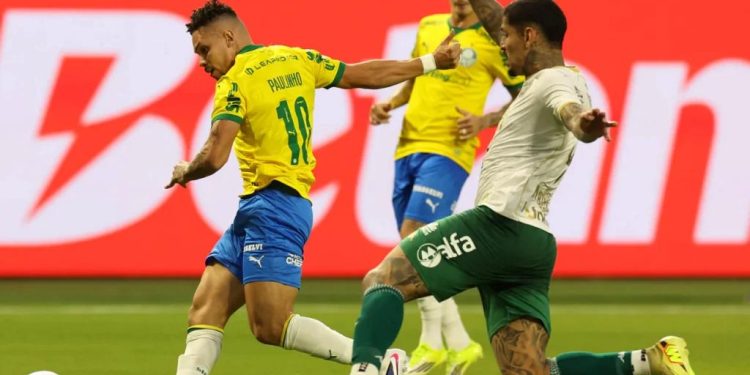 Palmeiras supera expulsão, drama do VAR e consolidar liderança no Brasileirão