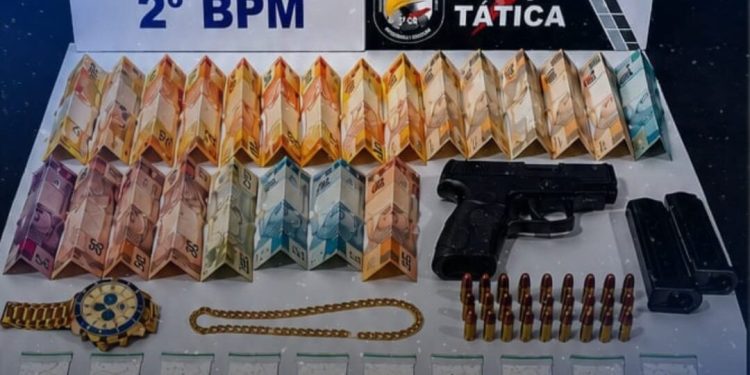 Dupla é presa com drogas, joias e arma de fogo com numeração raspada em Barra do Garças