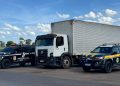 Polícia Civil e PRF apreendem caminhão carregado de alimentos pertencente a facção criminosa em Cáceres